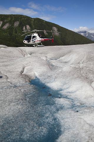 043 Juneau, Helikopterlanding op het Ijsveld.jpg